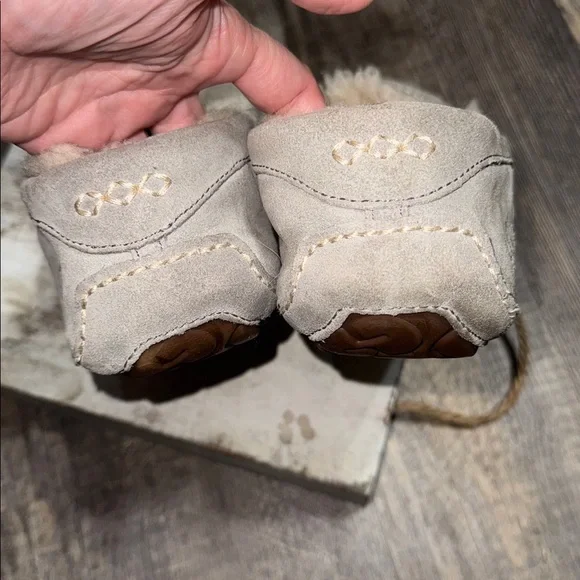 UGG Women’s Ansley Gray Slipper - rubber bottom. Size 11 -RUNS SMALL - Picture 9 of 14